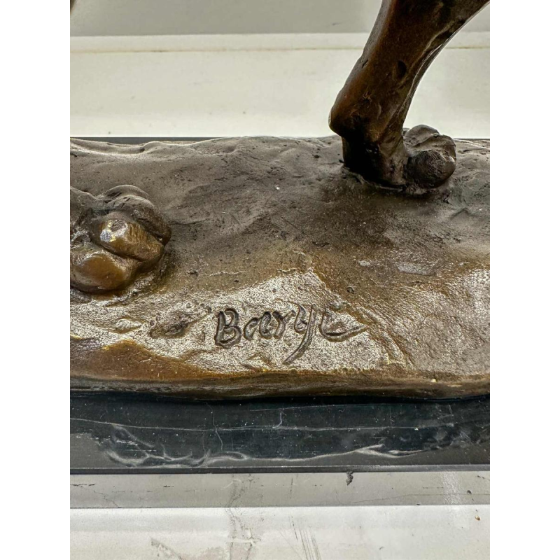 Sculpture d'une lionne en bronze signée Barye (fonte post-mortem)