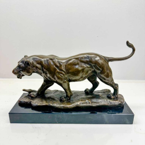 Sculpture d'une lionne en bronze signée Barye (fonte post-mortem)