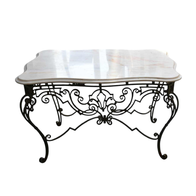 Table basse en fer forgé, tablette en marbre blanc, circa 1940