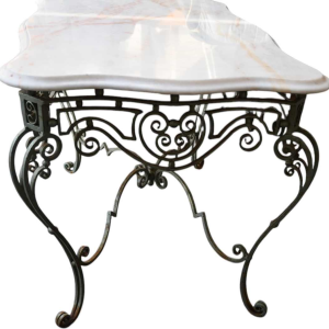 Table basse en fer forgé, tablette en marbre blanc, circa 1940