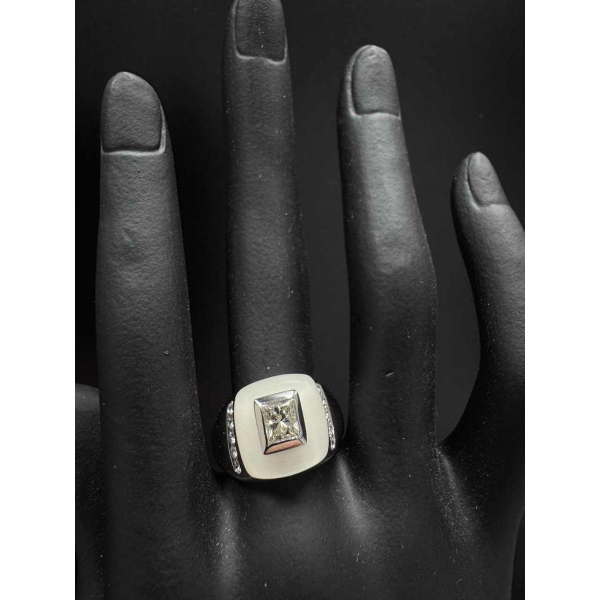 Ring van goud, bergkristal en diamant