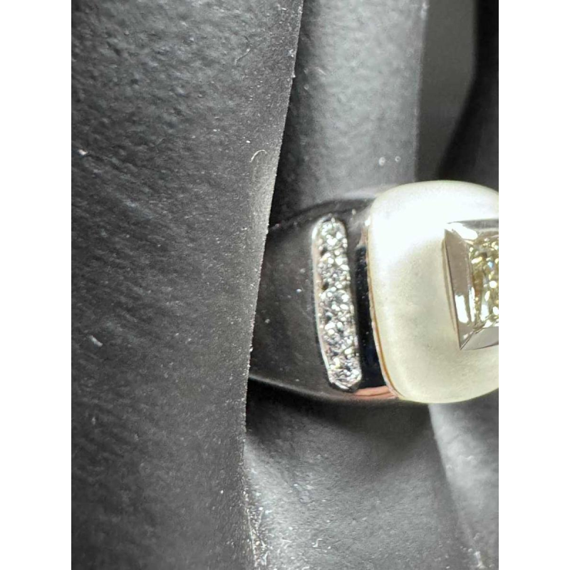 Ring van goud, bergkristal en diamant