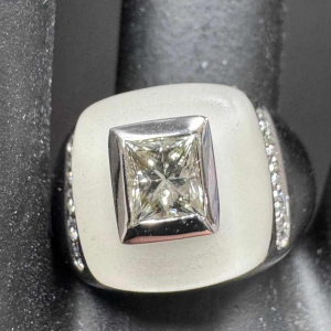 Ring van goud, bergkristal en diamant