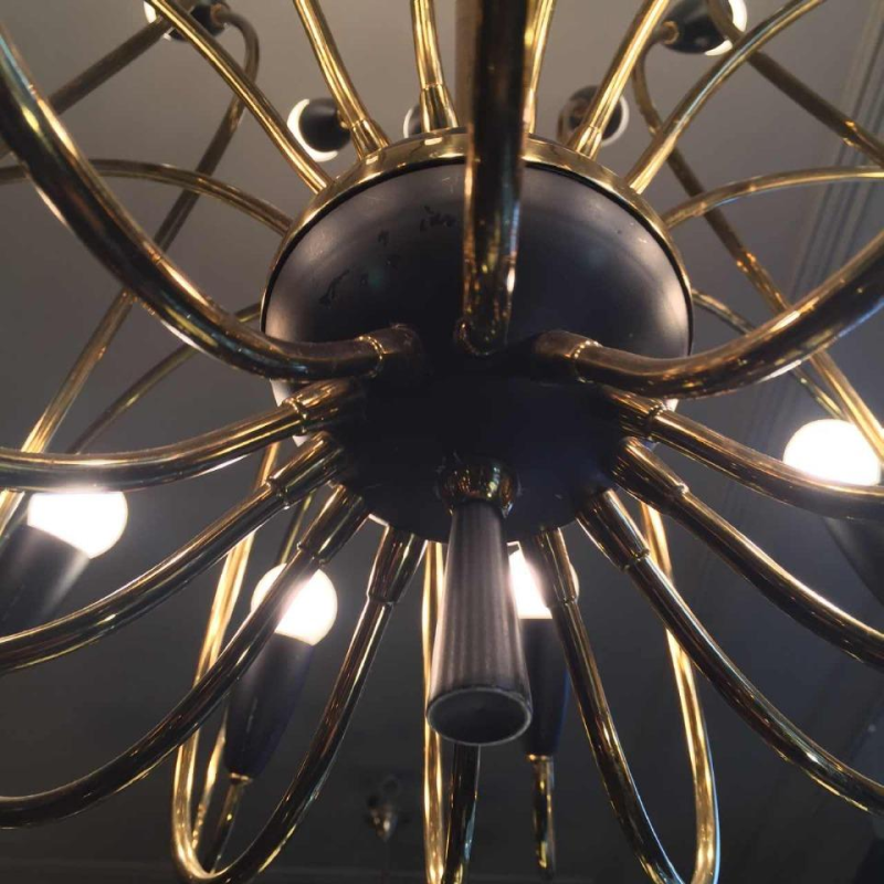 STILNOVO, Grand Lustre " Cor de Chasse " 24 Lumières, Laiton, Métal Peint, 1950