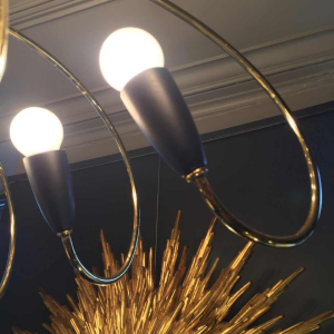 STILNOVO, Grand Lustre " Cor de Chasse " 24 Lumières, Laiton, Métal Peint, 1950