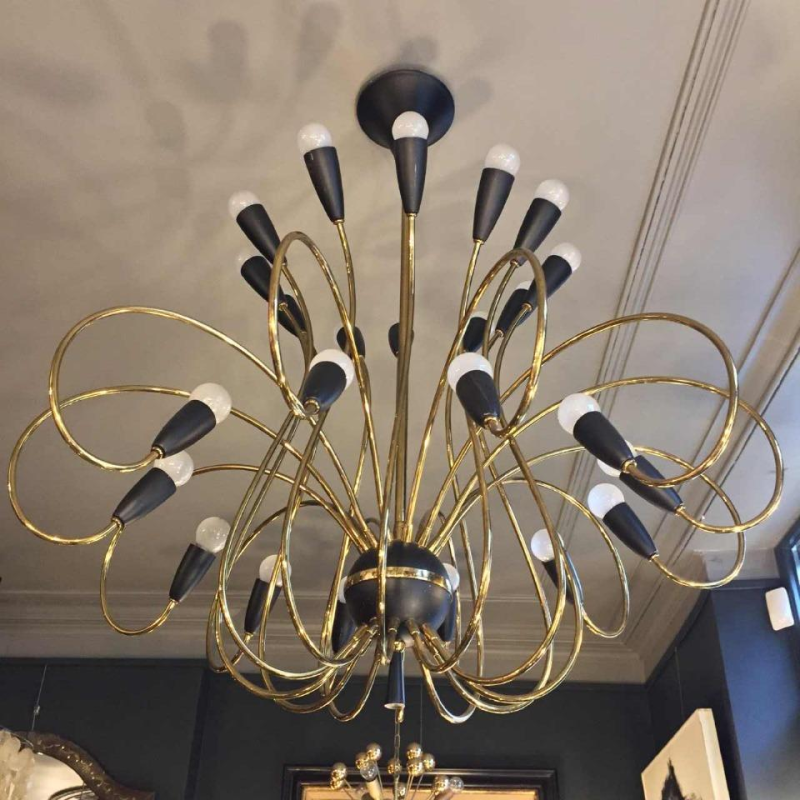 STILNOVO, Grand Lustre " Cor de Chasse " 24 Lumières, Laiton, Métal Peint, 1950