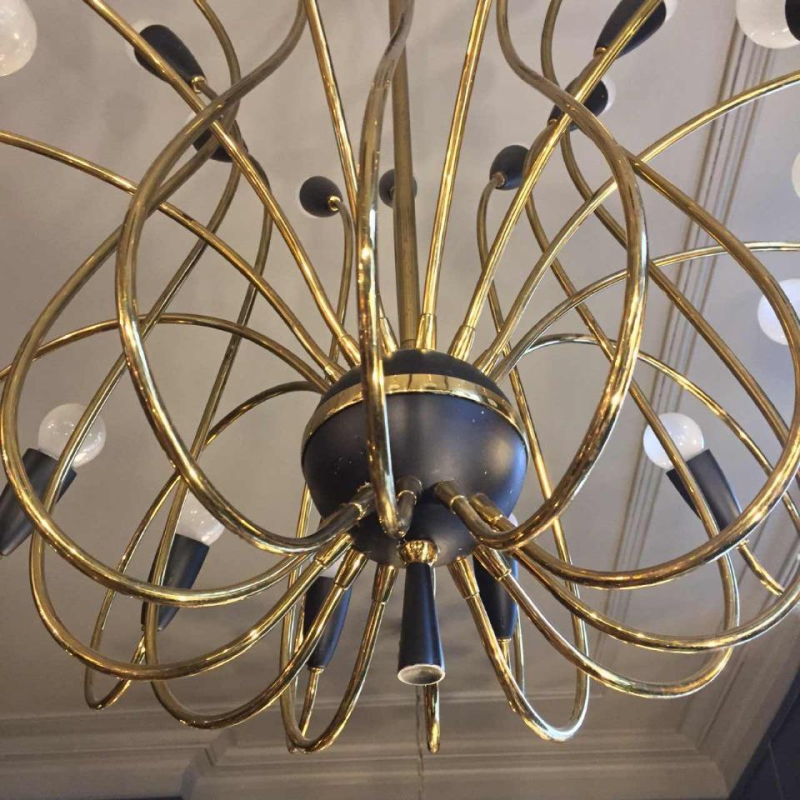 STILNOVO, Large Chandelier " Hunting Horn " 24 Lights, Brass Painted Metal, 1950
