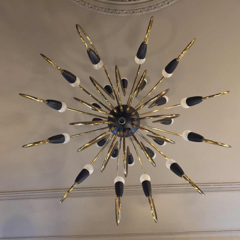 STILNOVO, Grand Lustre " Cor de Chasse " 24 Lumières, Laiton, Métal Peint, 1950