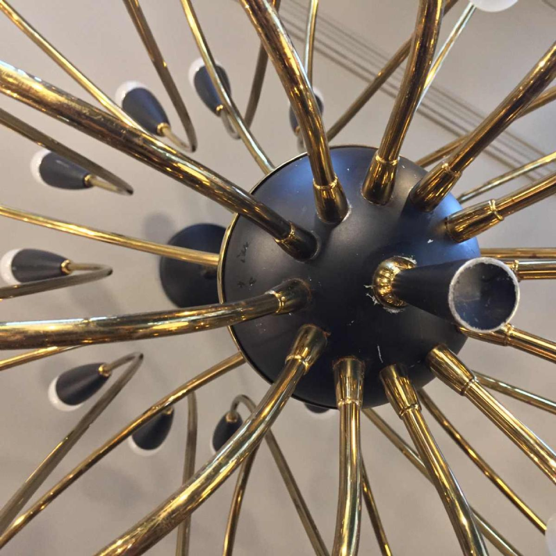 STILNOVO, Grand Lustre " Cor de Chasse " 24 Lumières, Laiton, Métal Peint, 1950