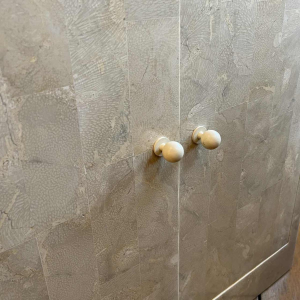 Jean-Claude Mahey, travertijn marqueterie messing filet Design meubel commode 60