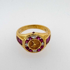 Bague or jaune en forme de montre, diamants et rubis