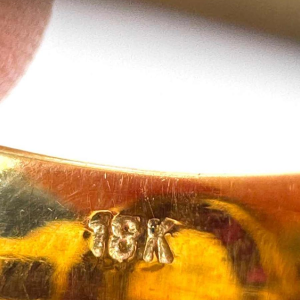 Geelgouden ring, vorm van een horloge, diamanten en robijnen