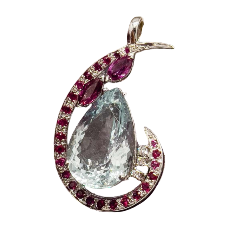 Pendentif en or blanc sertie d'une aigue-marine, rubis et diamant