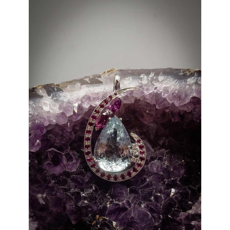 White gold pendant set with an aquamarine, ruby ??and diamond