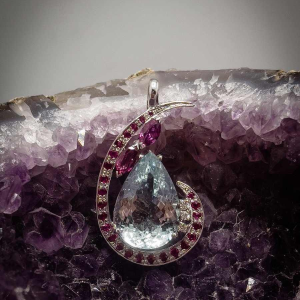 Witgouden hanger bezet met een aquamarijn, robijn en diamant