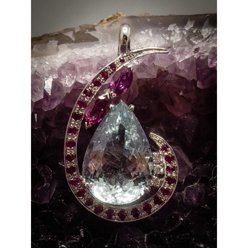 White gold pendant set with an aquamarine, ruby ??and diamond