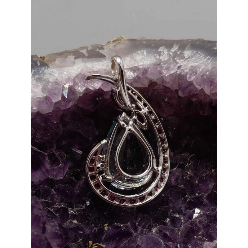 Pendentif en or blanc sertie d'une aigue-marine, rubis et diamant