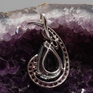 Witgouden hanger bezet met een aquamarijn, robijn en diamant