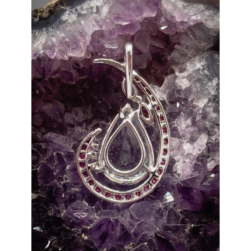 Pendentif en or blanc sertie d'une aigue-marine, rubis et diamant