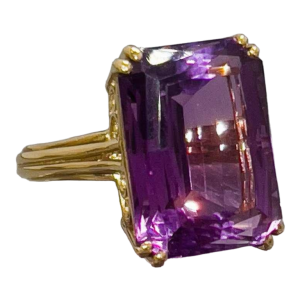 Vintage ring 18k geel goud bezet met een geslepen natuurlijke amethist, ca 1980