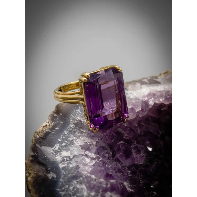 Bague vintage en or jaune 18k sertie d'une améthyste naturelle taillée, ca 1980