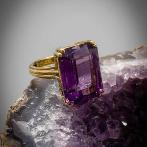 Vintage ring 18k geel goud bezet met een geslepen natuurlijke amethist, ca 1980