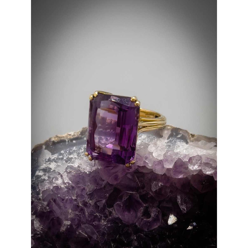 Vintage ring 18k yellow gold set with a cut natural amethyst, ca 1980