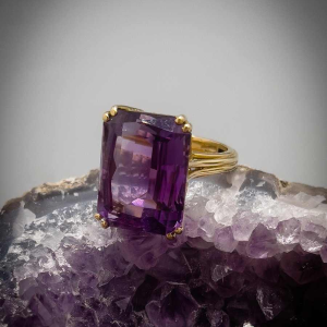 Bague vintage en or jaune 18k sertie d'une améthyste naturelle taillée, ca 1980