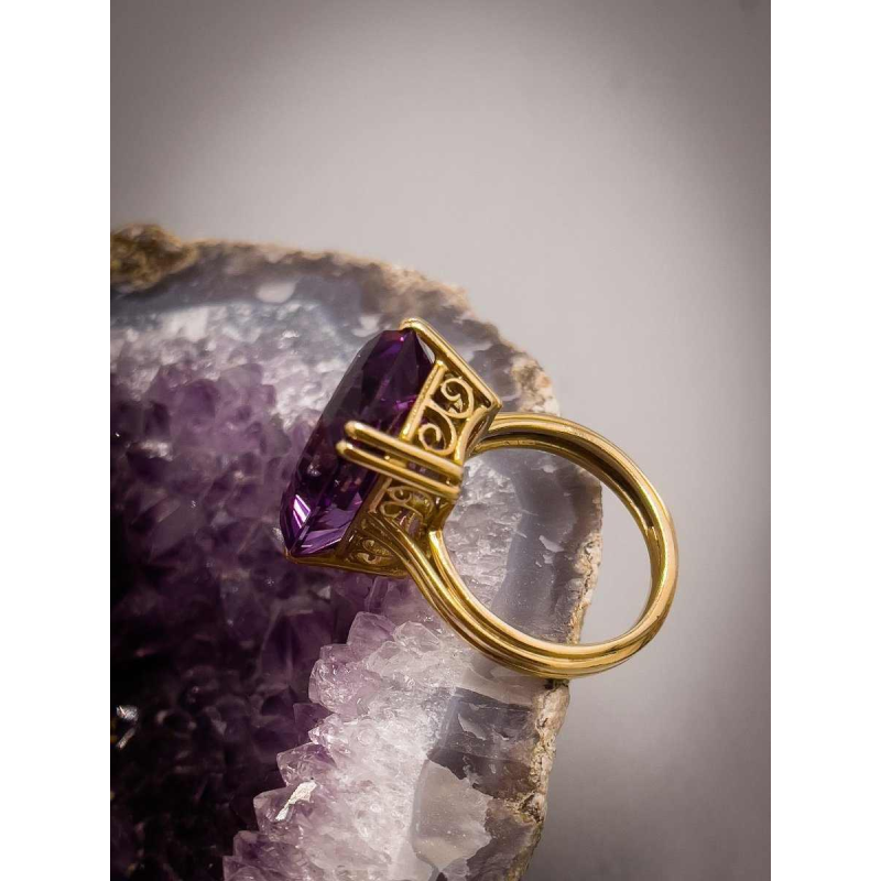 Vintage ring 18k geel goud bezet met een geslepen natuurlijke amethist, ca 1980