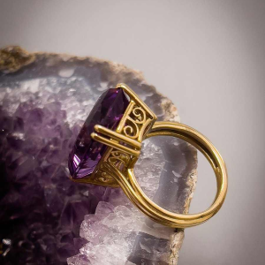 Bague vintage en or jaune 18k sertie d'une améthyste naturelle taillée, ca 1980