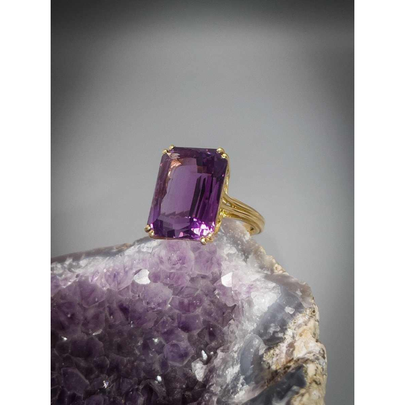 Vintage ring 18k yellow gold set with a cut natural amethyst, ca 1980