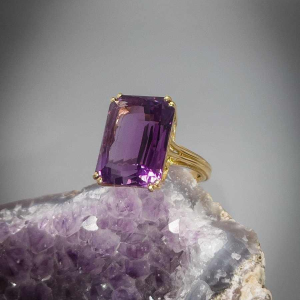 Vintage ring 18k yellow gold set with a cut natural amethyst, ca 1980