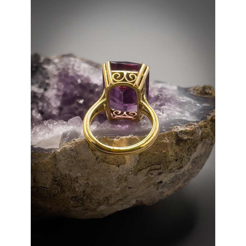 Bague vintage en or jaune 18k sertie d'une améthyste naturelle taillée, ca 1980