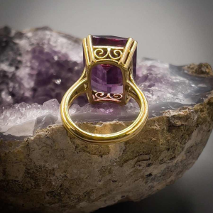 Vintage ring 18k yellow gold set with a cut natural amethyst, ca 1980