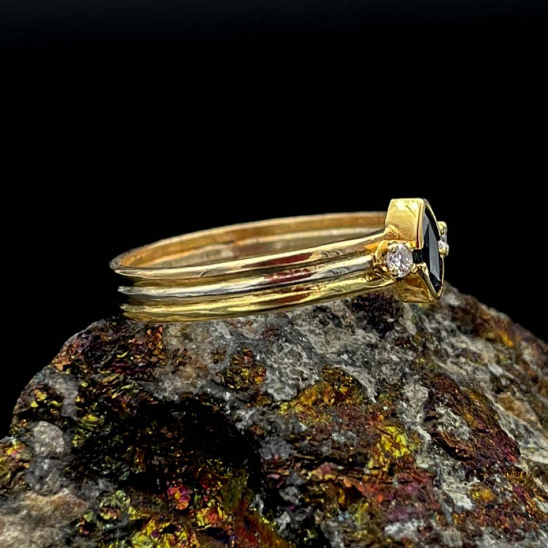 Bague solitaire saphir taille marquise et diamants