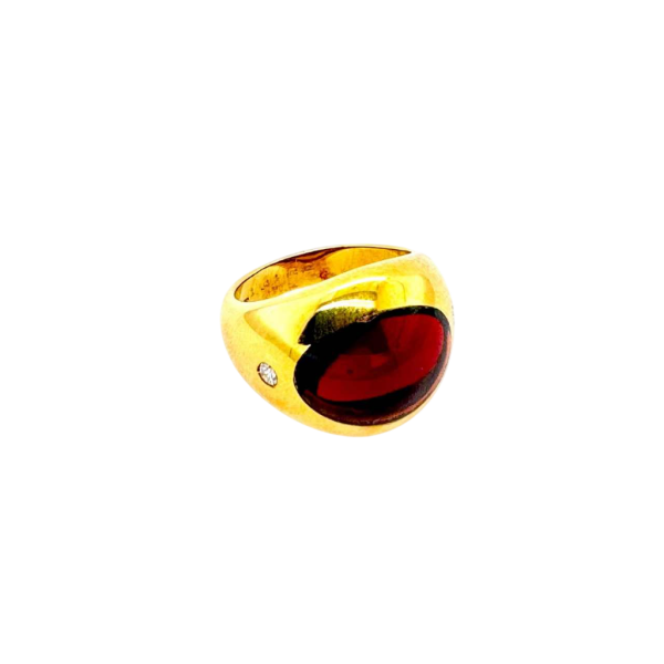 Bague en or jaune 18kt, grenat central sublimé par deux brillants (diamants)