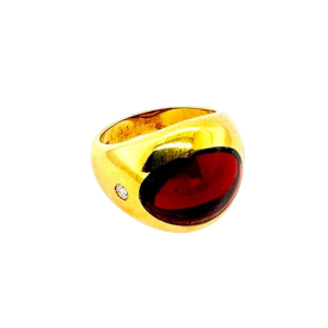 Ring in 18kt yellow gold, central garnet set off by two brilliants (diamonds)