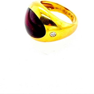 Ring in 18kt yellow gold, central garnet set off by two brilliants (diamonds)