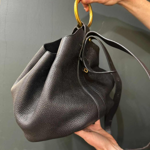 Delvaux, sac "Rose des Vents" en cuir noir grainé