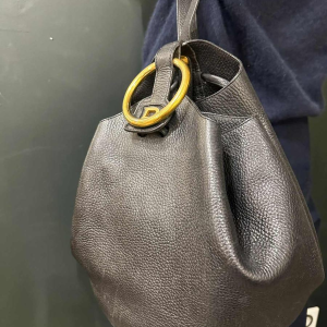 Delvaux, sac "Rose des Vents" en cuir noir grainé