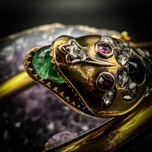 Bracelet jonc « serpent » Belle époque or, diamant, saphirs, émeraudes, fin 19ème