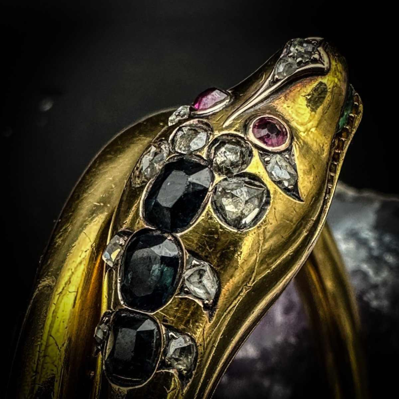Bracelet jonc « serpent » Belle époque or, diamant, saphirs, émeraudes, fin 19ème
