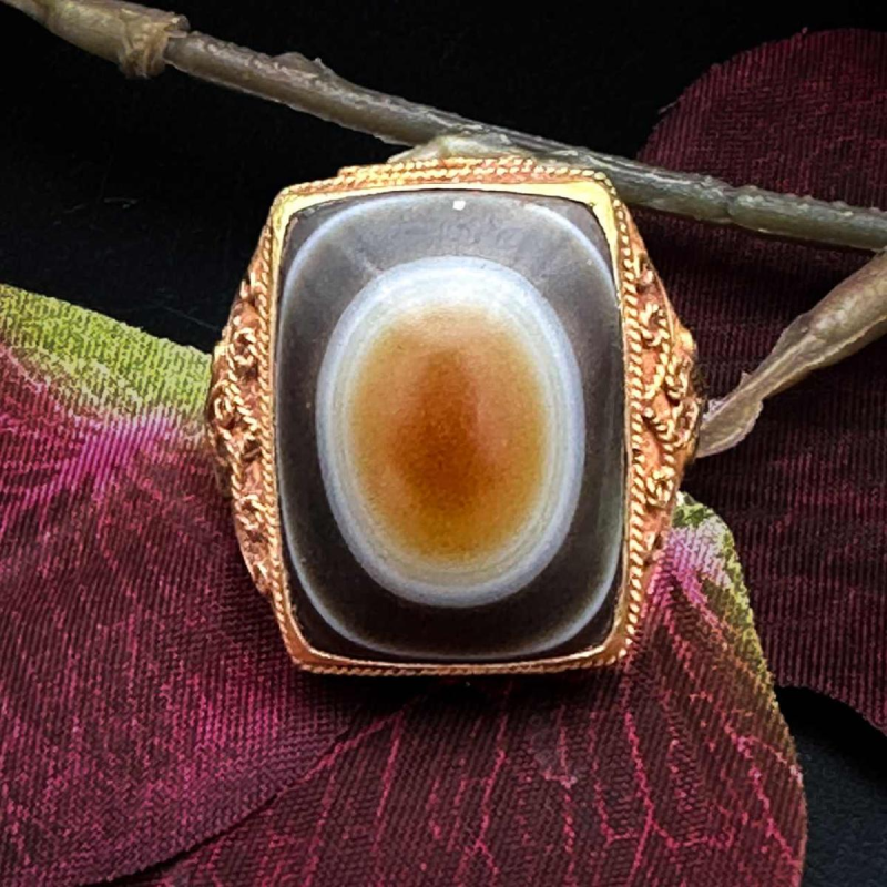 Old Ottoman ring, set with a cabochon agate