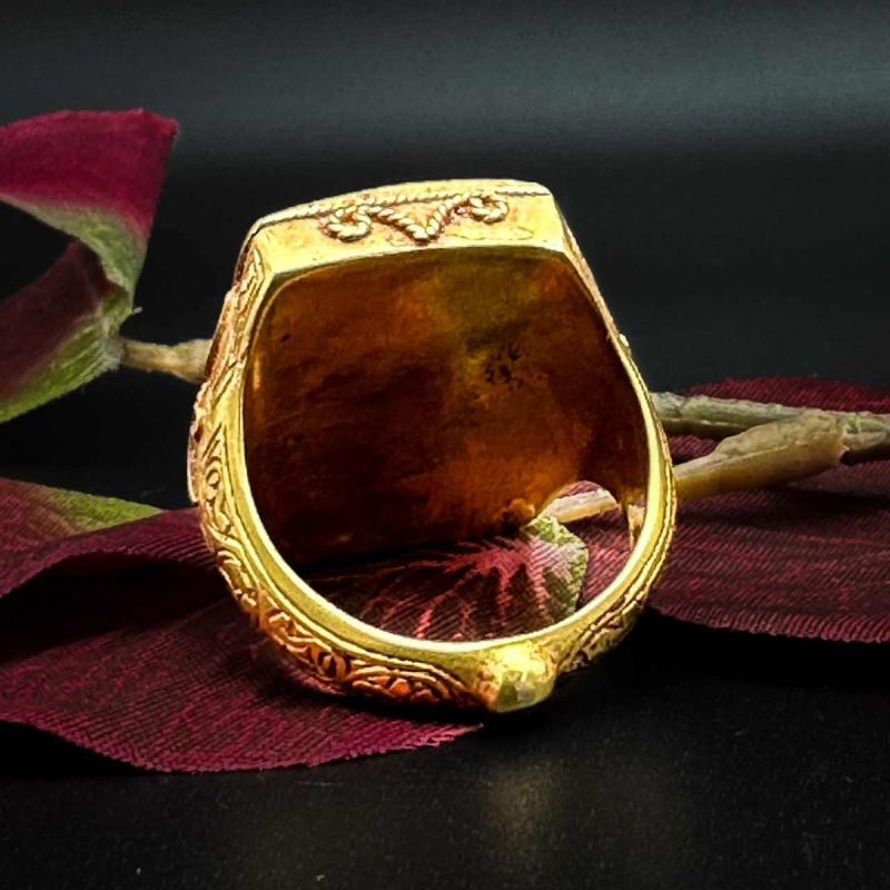 Old Ottoman ring, set with a cabochon agate