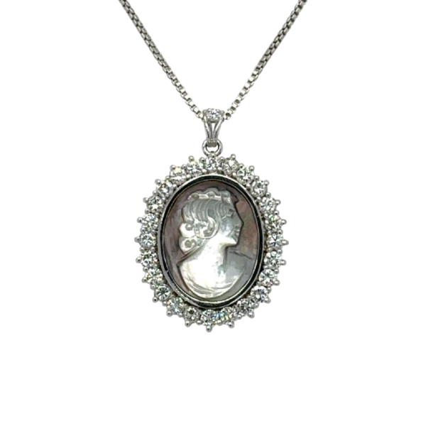 Pendentif Camée en or blanc 18k, nacre et diamants 2,80 carats