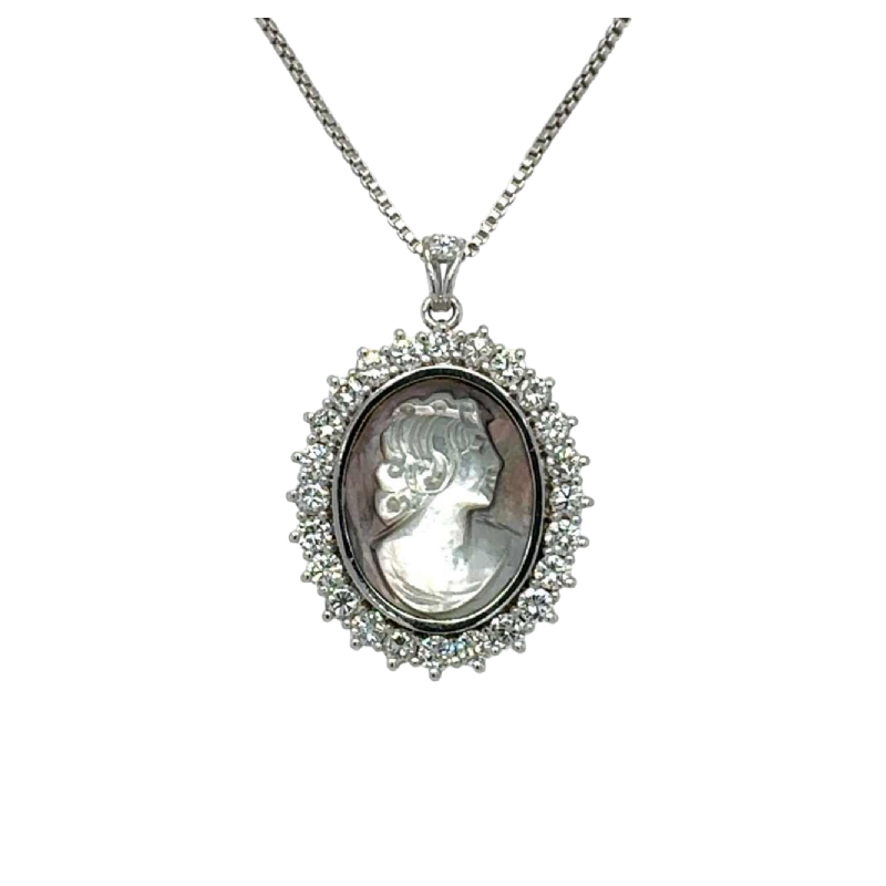 Cameo pendant in 18k white gold, mother-of-pearl and 2.80 carat diamonds