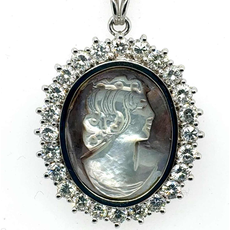 Cameo pendant in 18k white gold, mother-of-pearl and 2.80 carat diamonds