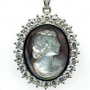 Pendentif Camée en or blanc 18k, nacre et diamants 2,80 carats