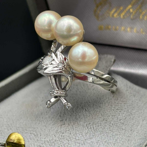 Gold wreath ring set with pearls and diamonds