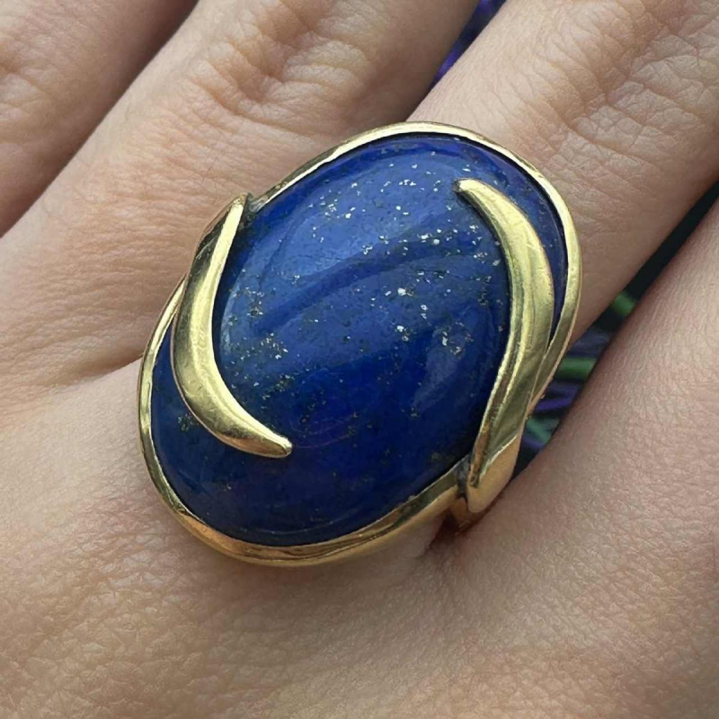 Vintage Ring From The 70s, 18k Gold Set With A Beautiful Lapis Lazuli Cabochon.
